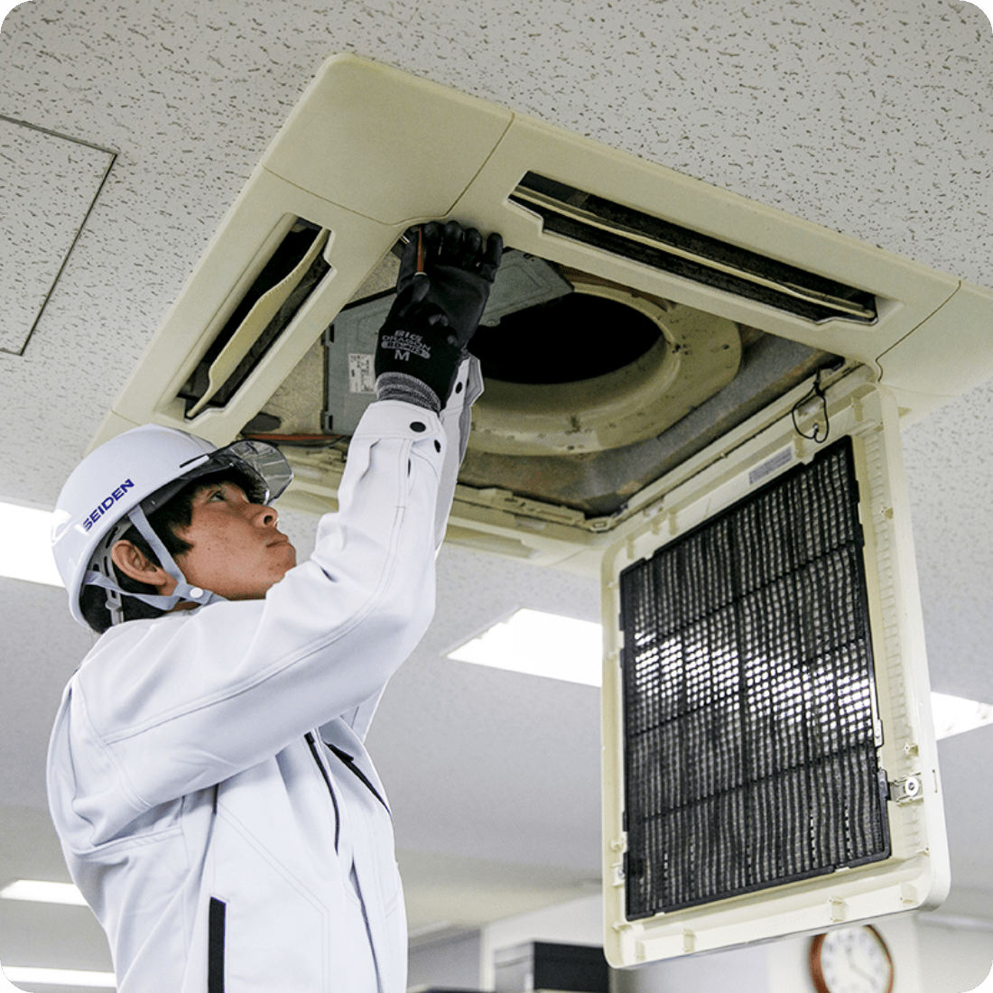 空調設備工事の作業風景